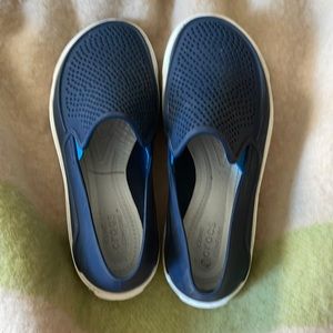Crocs Blue Slipon CitiLane Roka Sneakers Jr Sz 4. Big kid.